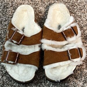 Youth fuzzy Birkenstock size 34 (youth 3)
